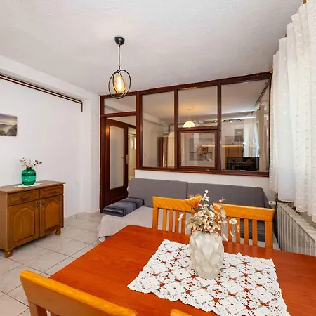 Apartment In Starigrad-paklenica 43595