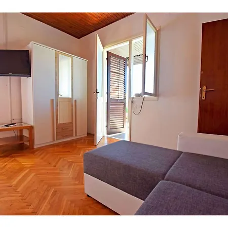 Apartment In Starigrad-paklenica 43595