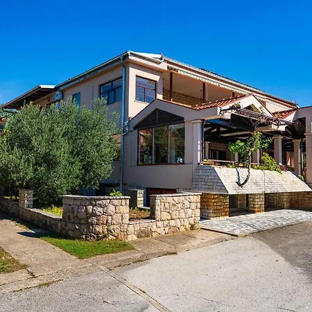 In Starigrad-paklenica 43595 Apartman *
