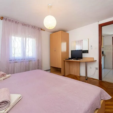 In Starigrad-paklenica 43595 Apartman *