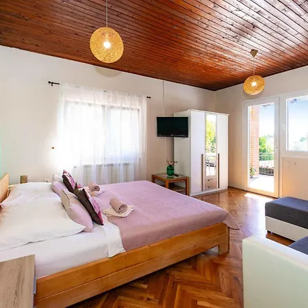 In Starigrad-paklenica 43595