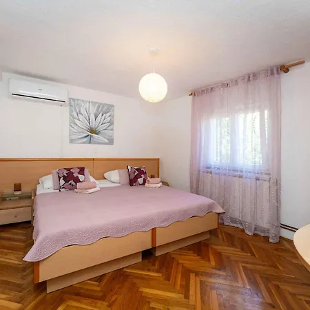 In Starigrad-paklenica 43595 Apartman